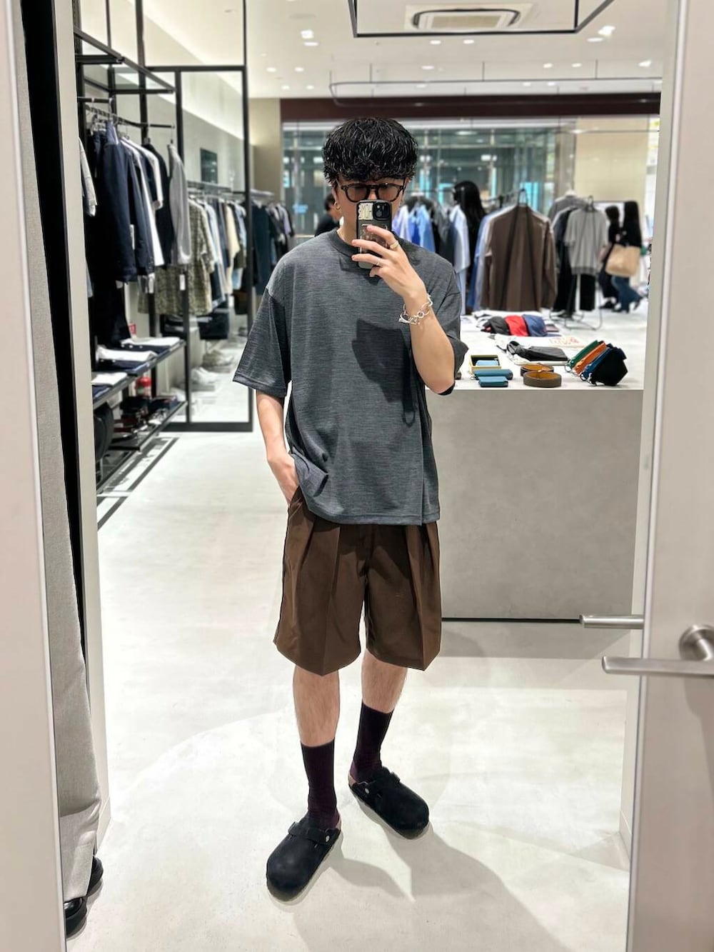 「別注、デートコーデ、newarrival、休日スタイル、綺麗めカジュアル、旅行コーデ、暑い、きれいめtシャツ、ここでしか手に入らない別注アイテム、スタッフのこれ買いました、わたしのイチ推しブランド、外遊びコーデ、newbasic、初夏パンツ」｜「WranglerのWrangler　WRANCHER SHORTS（その他パンツ、ブラウン系）」を使った、nishioka さん（メンズ・170cm）の夏コーディネートの2枚目の写真