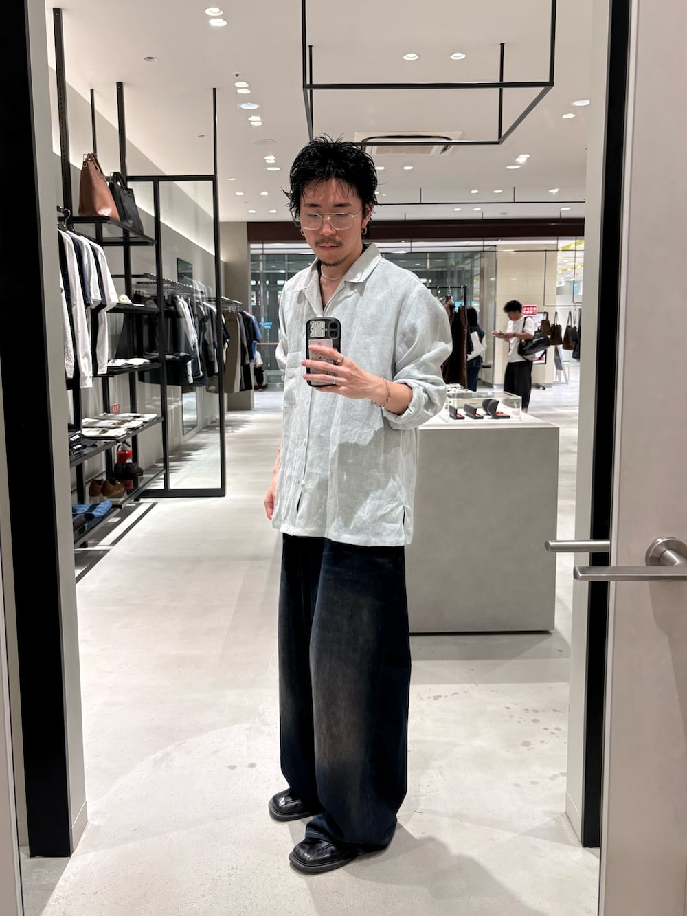 ブルー系のシャツ/ブラウスを着用したメンズの春コーディネートの2枚目の写真