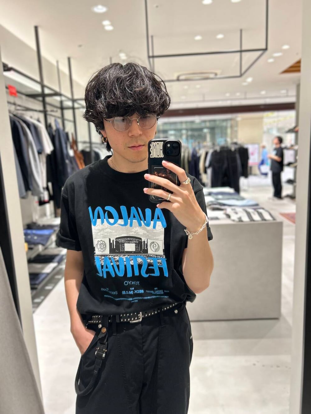 ブラック系のTシャツ/カットソー、ブラック系のベルトを着用したメンズの夏コーディネートの2枚目の写真