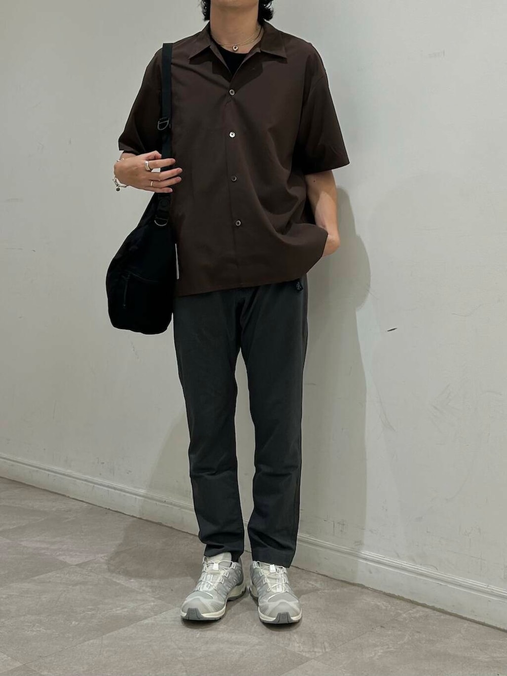 ブラック系のショルダーバッグ、グレー系のその他パンツ、ホワイト系のスニーカーを着用したメンズの夏コーディネートの2枚目の写真