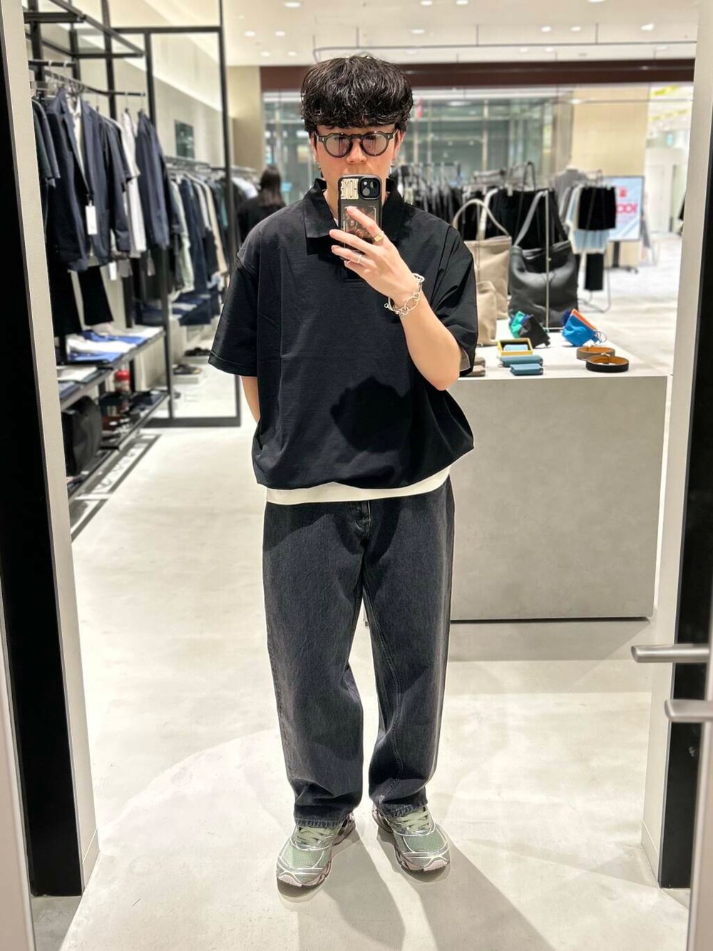 ホワイト系のTシャツ/カットソー、ブルー系のポロシャツ、グリーン系のスニーカーを着用したメンズの夏コーディネートの2枚目の写真