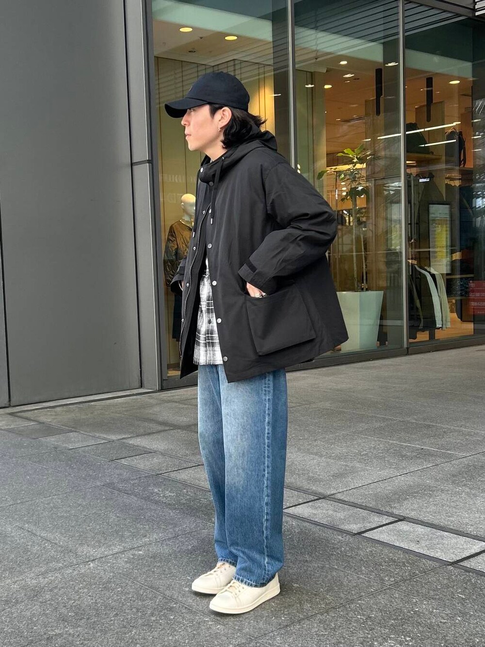 ブラック系のミリタリージャケット、ブラック系のシャツ/ブラウス、ブルー系のデニムパンツを着用したメンズの冬コーディネートの3枚目の写真