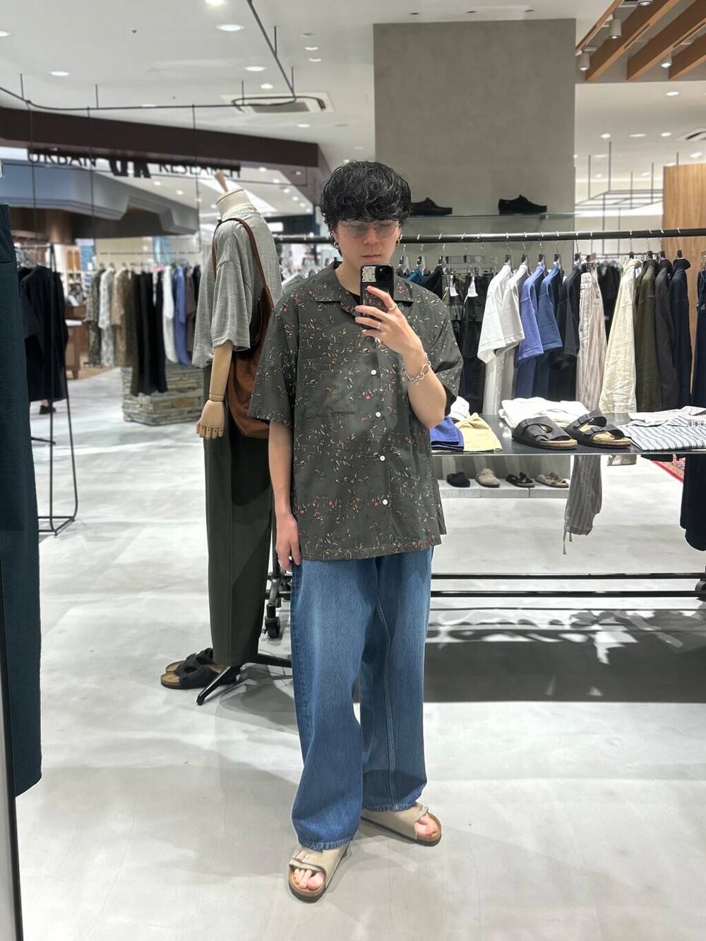 「シャツスタイル、別注、デートコーデ、newarrival、休日スタイル、サンダルコーデ、綺麗めカジュアル、旅行コーデ、暑い、ciota、ここでしか手に入らない別注アイテム、スタッフのこれ買いました、わたしのイチ推しブランド、外遊びコーデ、newbasic」｜「BIRKENSTOCKのBIRKENSTOCK　Zurich(Narrow)（サンダル、ベージュ系）」を使った、nishioka さん（メンズ・170cm）の夏コーディネートの3枚目の写真
