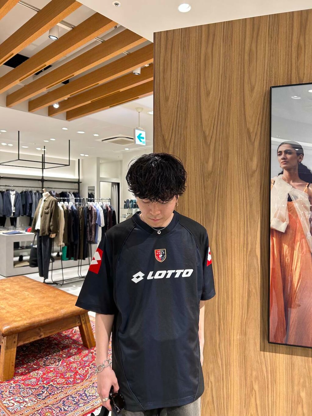 「別注、デートコーデ、newarrival、休日スタイル、綺麗めカジュアル、旅行コーデ、暑い、ここでしか手に入らない別注アイテム、スタッフのこれ買いました、わたしのイチ推しブランド、外遊びコーデ、newbasic、lotto、トレンドシャツ」｜「SENSE OF PLACE by URBAN RESEARCHのヴィンテージライクデニムワイドパンツ（デニムパンツ、ブラック系）」を使った、nishioka さん（メンズ・170cm）の春コーディネートの3枚目の写真