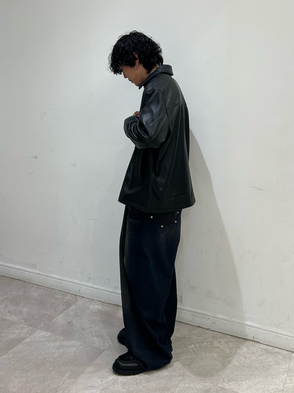 「レザー、秋服準備はじめました、ビッグシルエット、小物で作る初秋コーデ、旬顔デニムコーデ、季節の変わり目羽織コーデ、初秋のパンツスタイル、休日スタイル、シンプルスタイル、秋のコーデ、デニム、オトナカジュアル、カジュアル、おしゃれさんと繋がりたい、st2508」｜「URBAN RESEARCHのLAMB LEATHER SPORTS JACKET（その他アウター、ブラック系）」を使った、nishioka さん（メンズ・170cm）の秋コーディネートの3枚目の写真