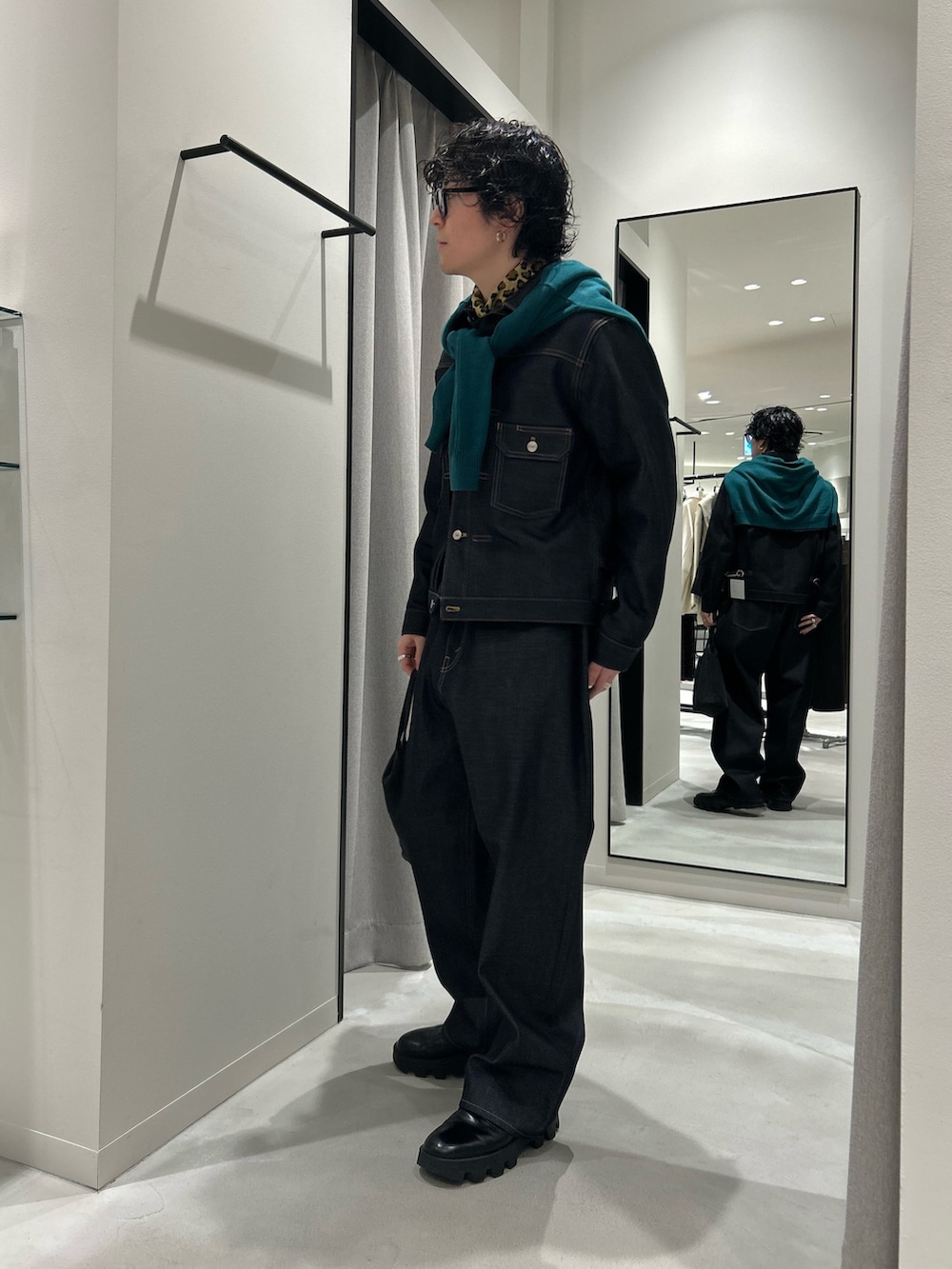 ブルー系のデニムパンツ、ブルー系のデニムジャケットを着用したメンズの冬コーディネートの2枚目の写真