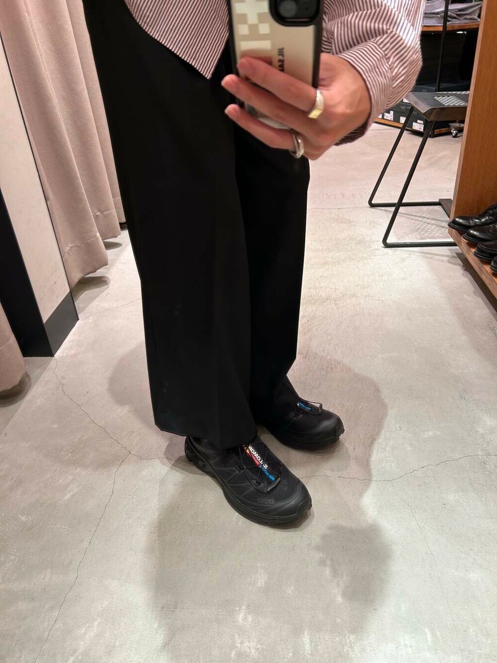 その他のシャツ/ブラウス、ブラック系のスニーカー、ブラック系のその他パンツを着用したメンズの夏コーディネートの2枚目の写真