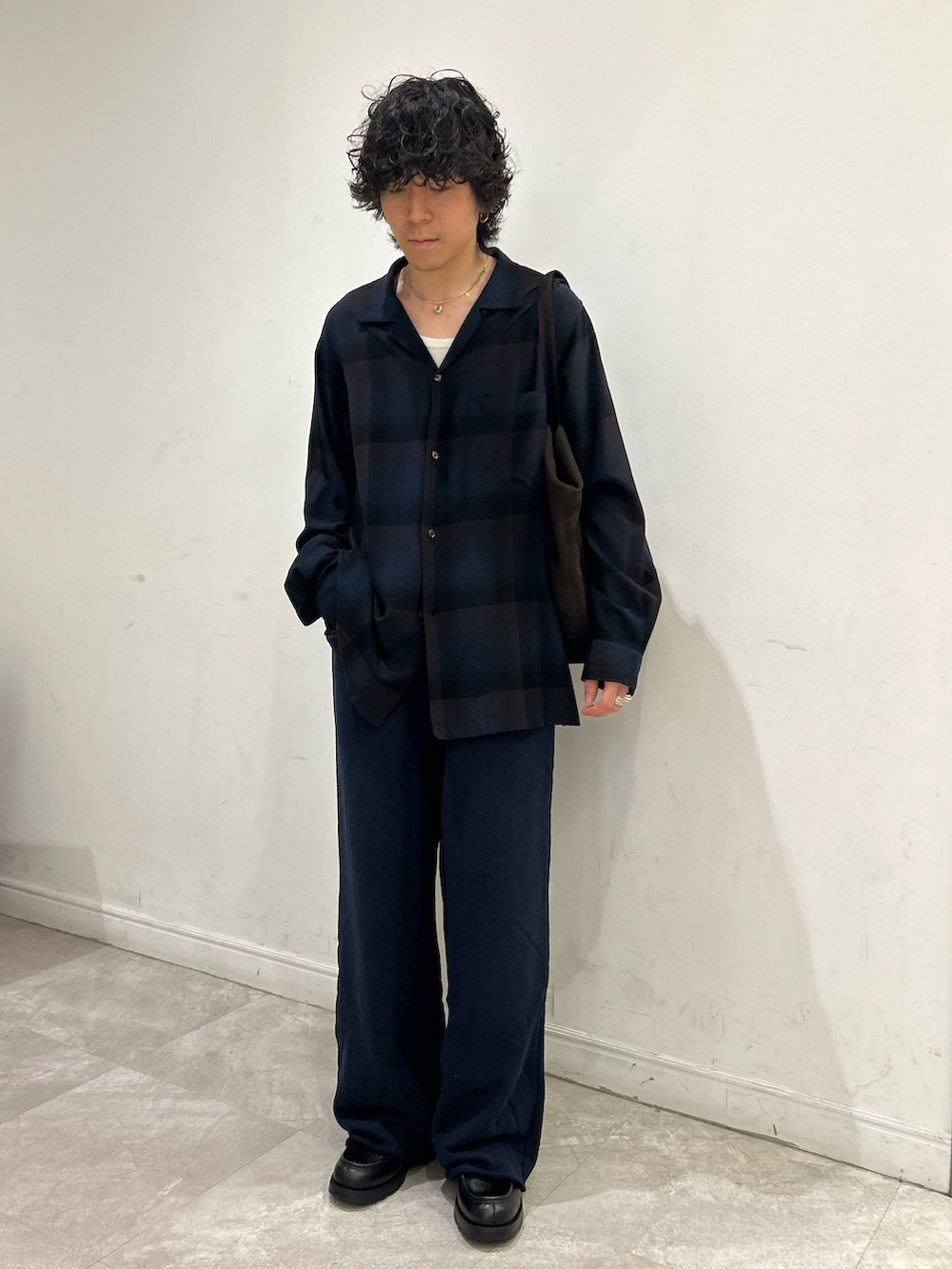ブルー系のシャツ/ブラウス、ブラウン系のトートバッグ、ブルー系のスウェットパンツを着用したメンズの秋コーディネートの3枚目の写真