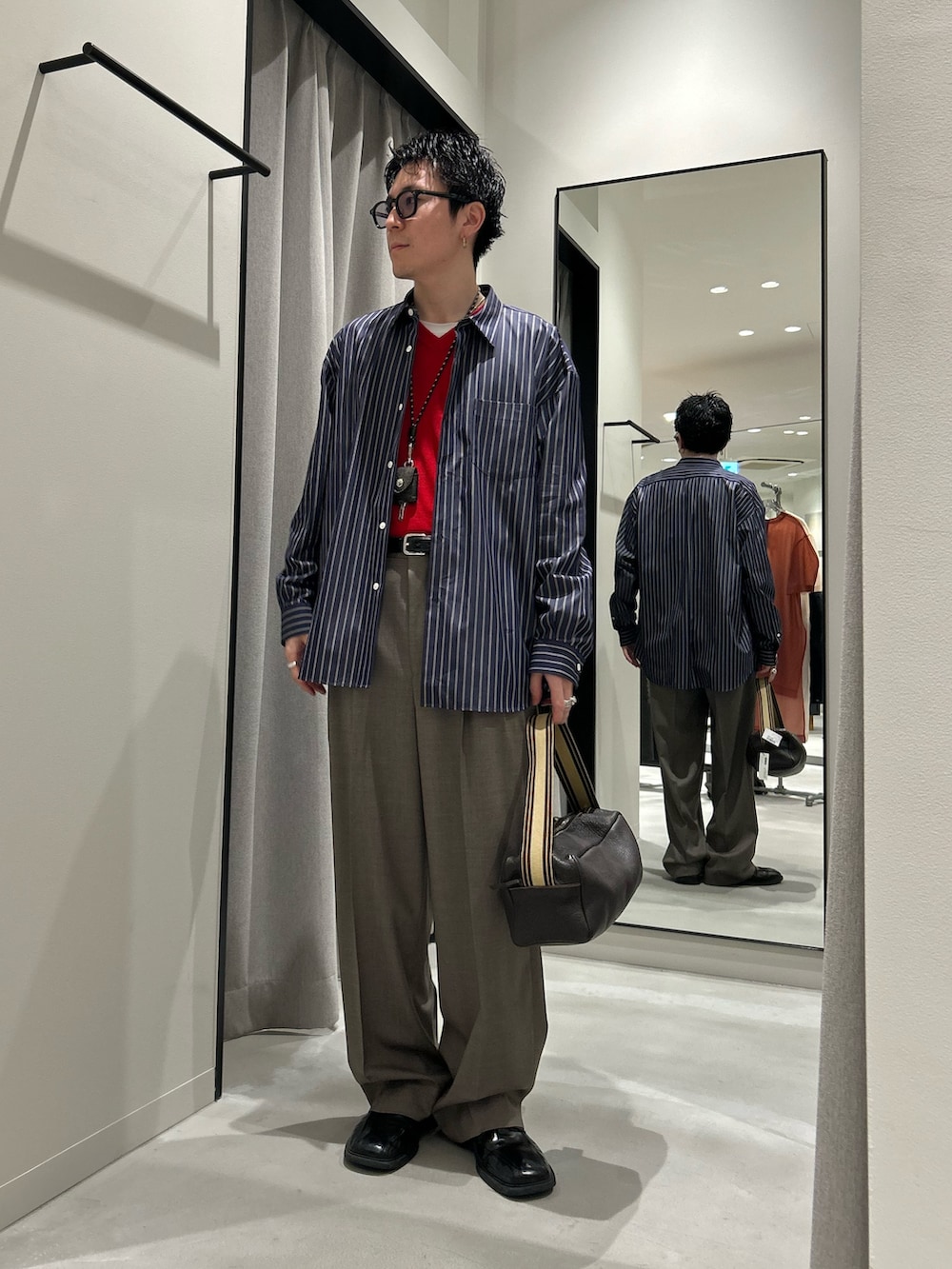 ブルー系のシャツ/ブラウス、ブラウン系のその他パンツを着用したメンズの冬コーディネートの2枚目の写真