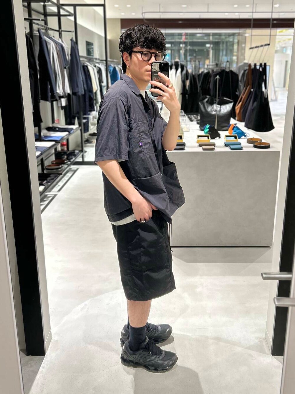 「別注、デートコーデ、newarrival、休日スタイル、綺麗めカジュアル、thenorthfacepurplelabel、旅行コーデ、暑い、ここでしか手に入らない別注アイテム、スタッフのこれ買いました、わたしのイチ推しブランド、外遊びコーデ、newbasic」｜「ChampionのLOWERCASE×Champion　速乾ReverseWEave TEE（Tシャツ/カットソー、グレー系）」を使った、nishioka さん（メンズ・170cm）の春コーディネートの3枚目の写真
