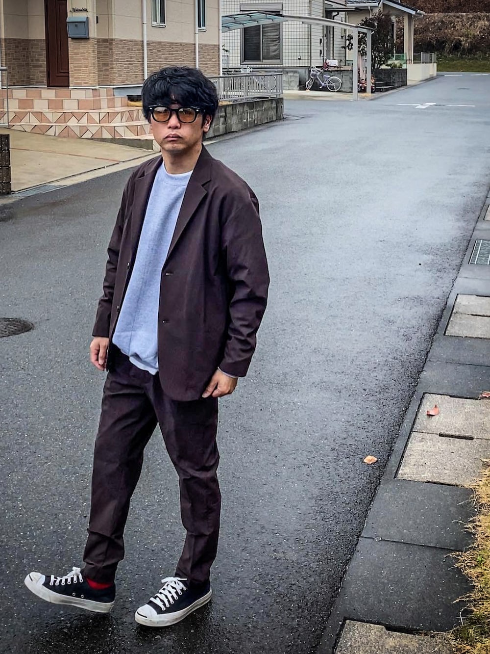 「オトナカジュアル、シンプル、ビッグシルエット、セットアップ、テーラードジャケット、グレースウェット、コンバース、ジャックパーセル、ユナイテッドアローズ」｜「ZIP FIVEのSunglasses（Wellington）（サングラス、イエロー系）」を使った、SG Ryoheyさん（メンズ・163cm）の春コーディネートの2枚目の写真