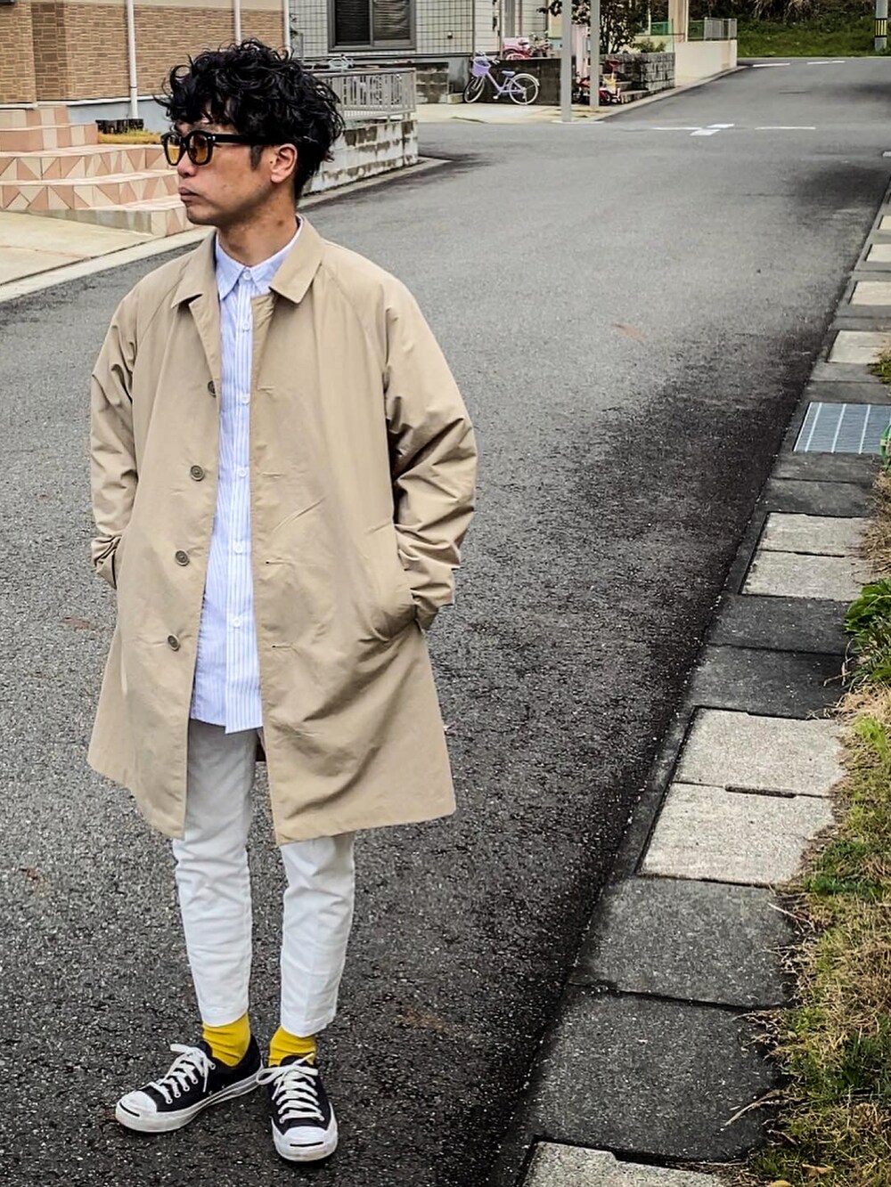「ゆるコーデ、春服、春コーデ、春カラー、春色、コート、UNIQLO、ベージュコート、白パンツ、GU、プチプラ、プチプラコーデ」｜「ZIP FIVEのSunglasses（Wellington）（サングラス、イエロー系）」を使った、SG Ryoheyさん（メンズ・163cm）の春コーディネートの2枚目の写真