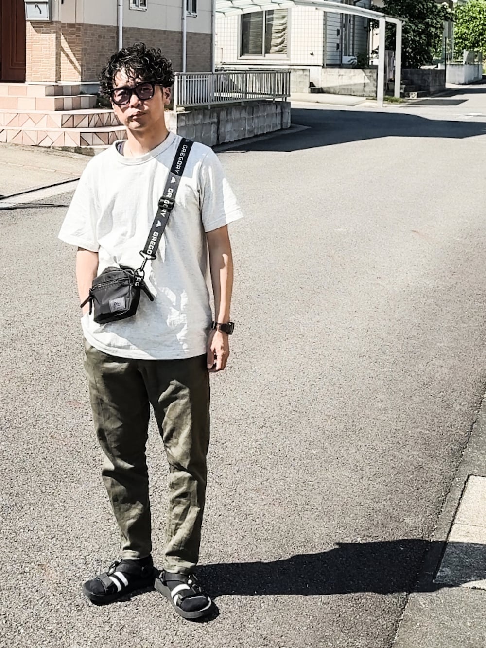 「プチプラ、GUコーデ、サンダル、シンプルコーデ、シンプル、ラフ」｜「GUのアイテム（Tシャツ/カットソー、ベージュ系）」を使った、SG Ryoheyさん（メンズ・163cm）の夏コーディネートの2枚目の写真