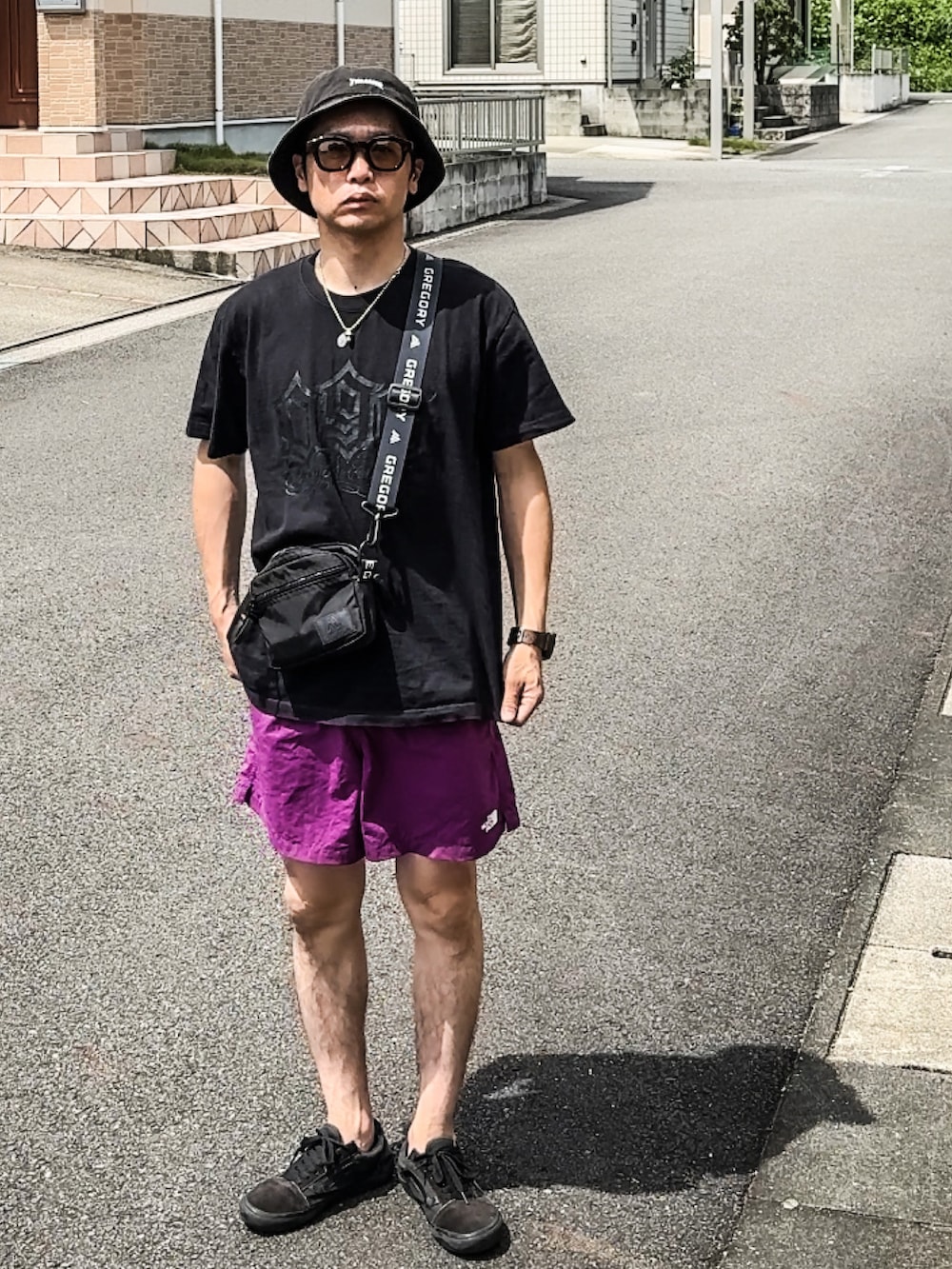 パープル系のその他パンツ、ブラック系のバッグ、ブラック系のスニーカーを着用したメンズの夏コーディネートの4枚目の写真