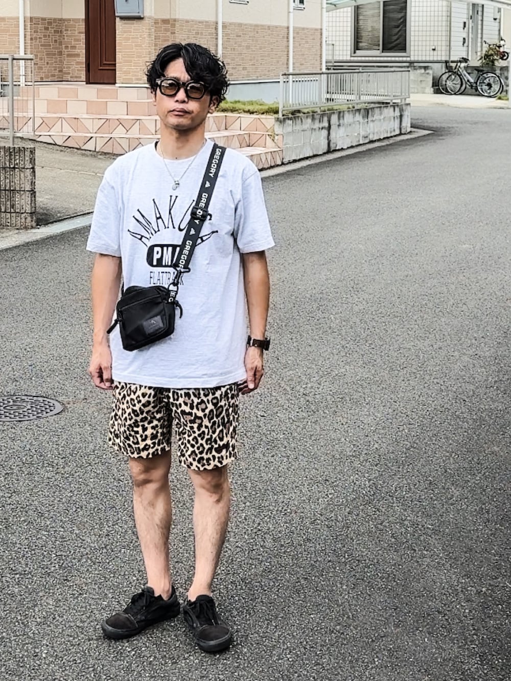 「シンプルコーデ、レオパード、レオパード柄、ショートパンツ、短パン、グラミチ、グレーTシャツ、夏だ！Tシャツ着よう！、ショルダーバッグ、ストリート」｜「FREAK'S STOREのfreaks store Gregory別注（バッグ、ブラック系）」を使った、SG Ryoheyさん（メンズ・163cm）の夏コーディネートの2枚目の写真