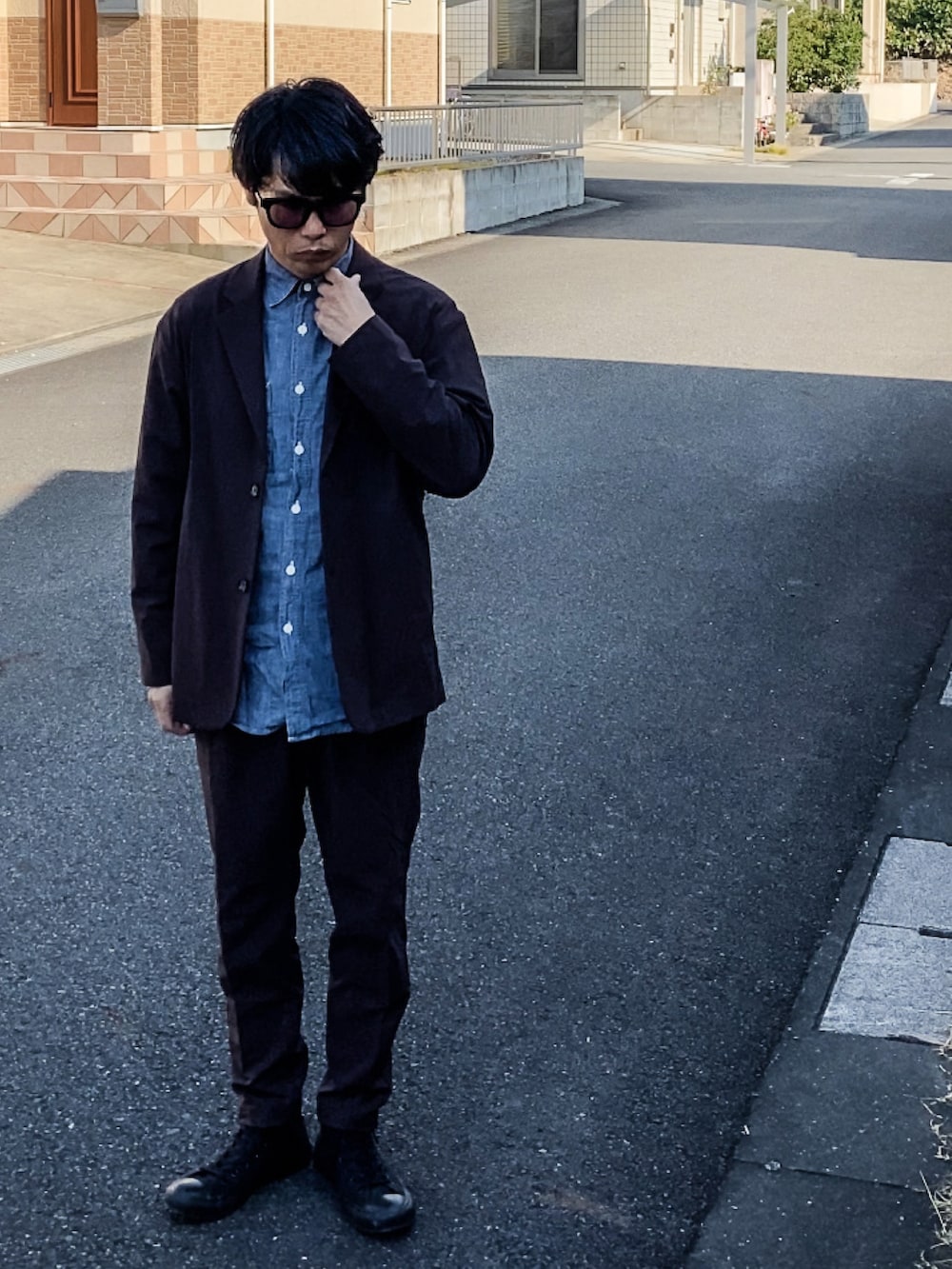 ブルー系のシャツ/ブラウス、ブラウン系のテーラードジャケット、ブラウン系のその他パンツを着用したメンズの秋コーディネートの3枚目の写真