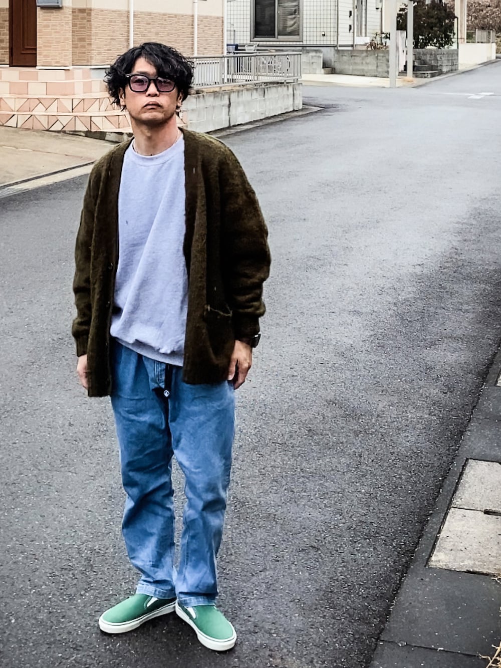 「休日スタイル、ビッグシルエット、シンプル、スニーカーコーデ、カーディガン、スウェット、フリークスストア(FREAK'S STORE)、モヘアニット、モヘアカーディガン、スリッポン、ストリート」｜「GILDANの【GILDAN】ギルダン ヘビースウェット（スウェット、グレー系）」を使った、SG Ryoheyさん（メンズ・163cm）の冬コーディネートの2枚目の写真