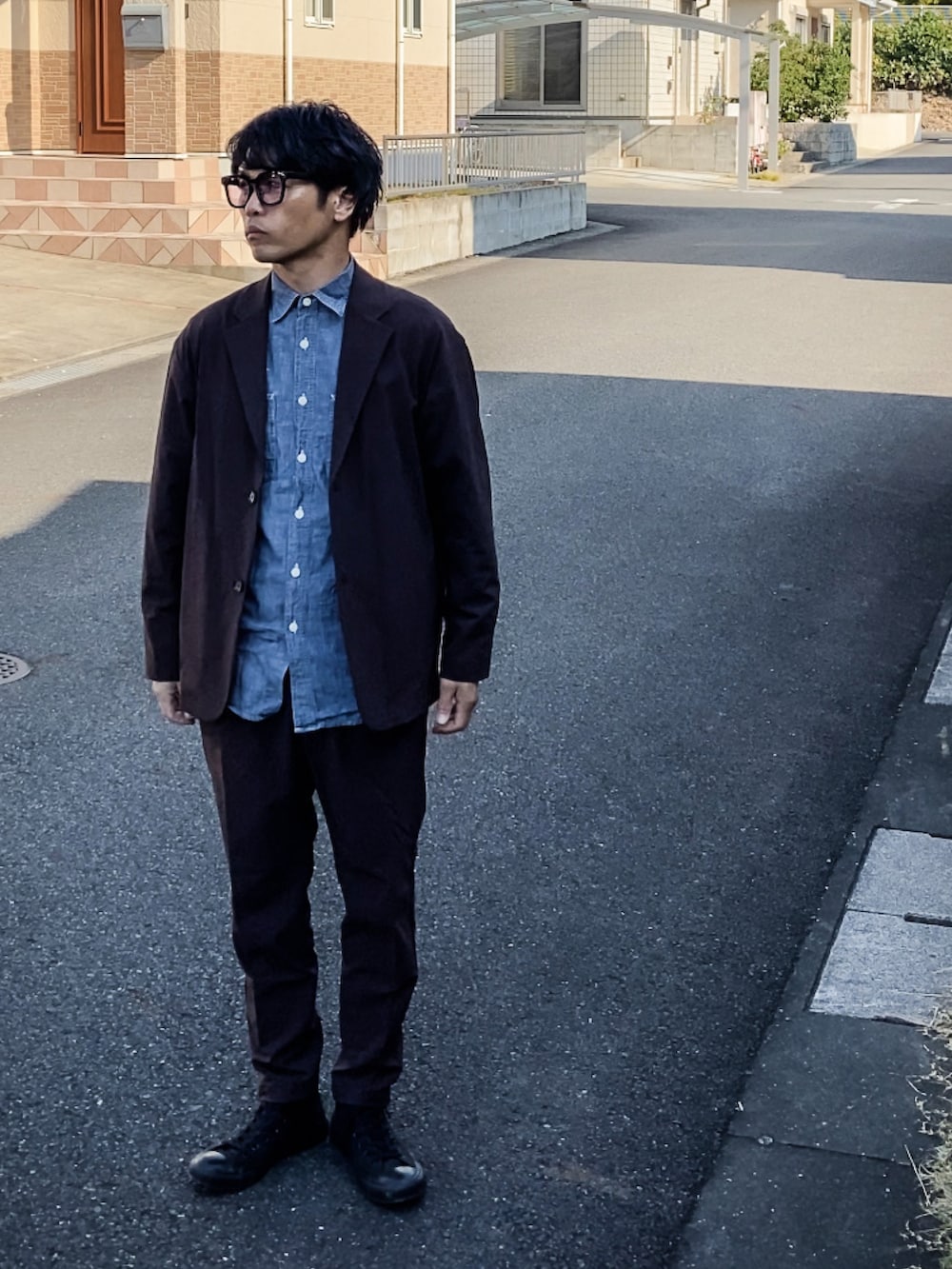 ブルー系のシャツ/ブラウス、ブラウン系のテーラードジャケット、ブラウン系のその他パンツを着用したメンズの秋コーディネートの4枚目の写真