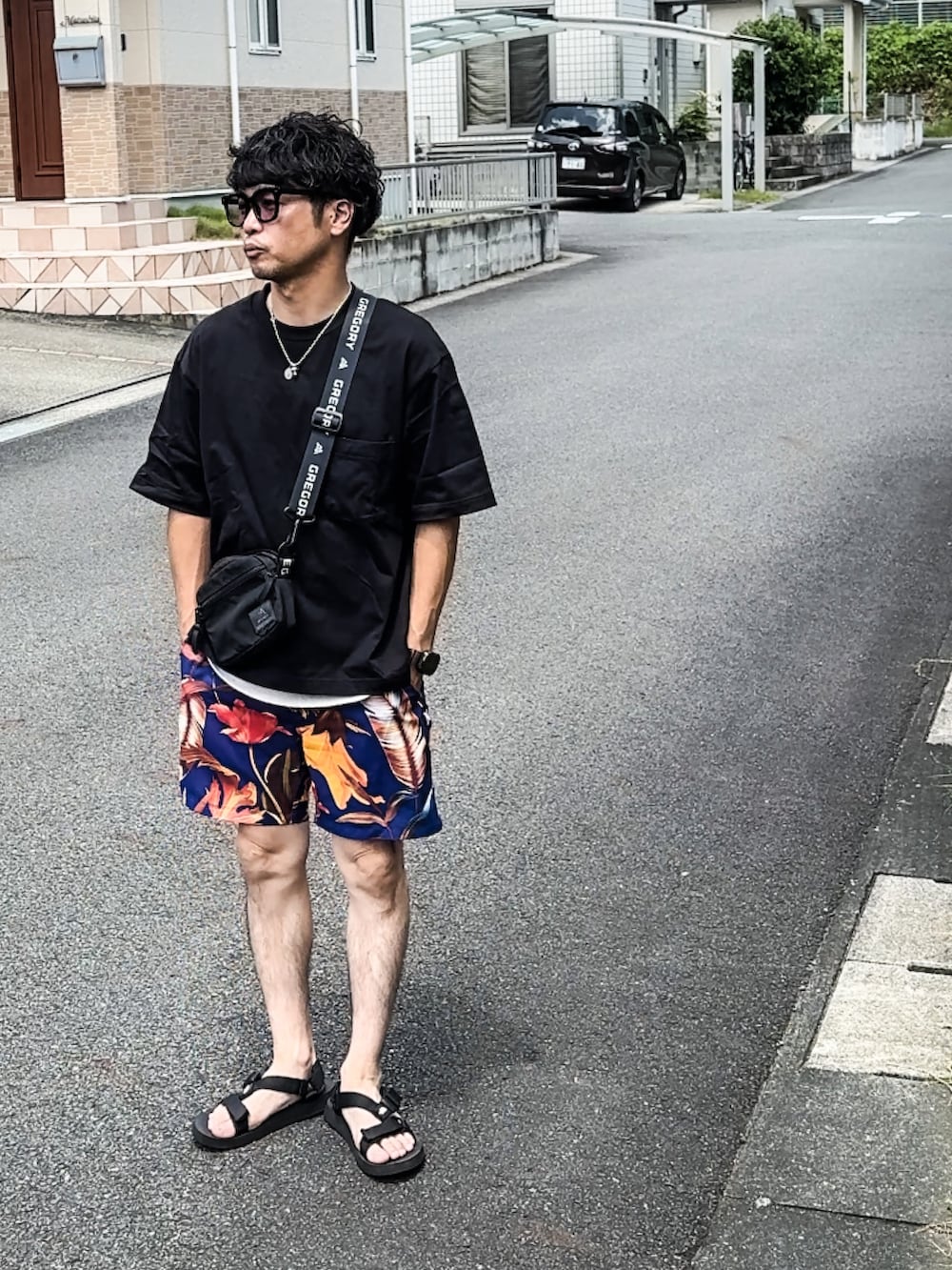ブラック系のTシャツ/カットソー、ブルー系のその他パンツ、ブラック系のサンダルを着用したメンズの夏コーディネートの2枚目の写真
