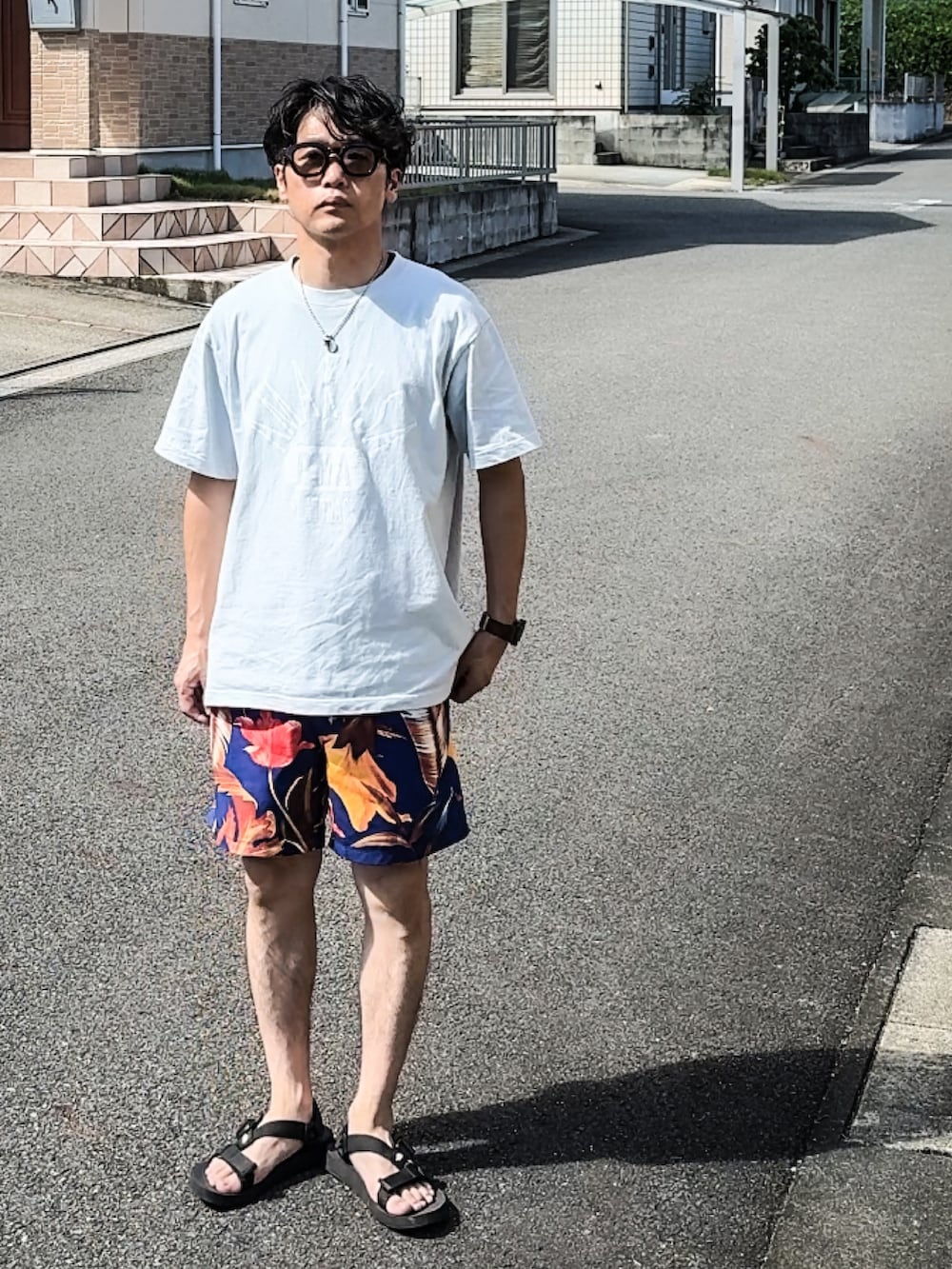 ブルー系のその他パンツ、ブラック系のサンダルを着用したメンズの夏コーディネートの2枚目の写真