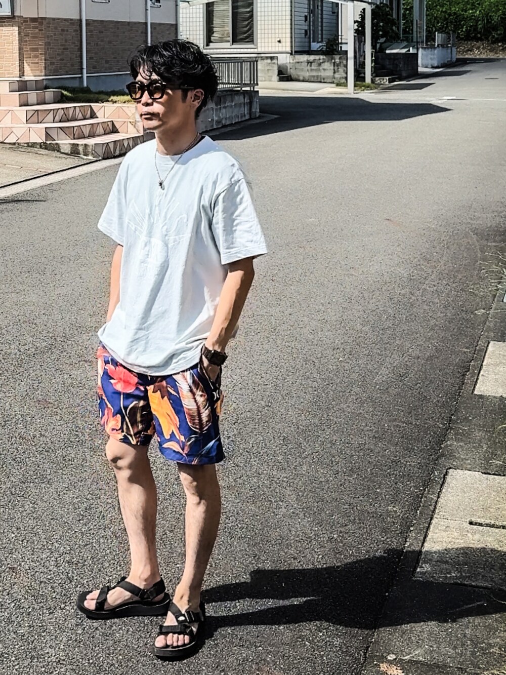 ブルー系のその他パンツ、ブラック系のサンダルを着用したメンズの夏コーディネートの3枚目の写真