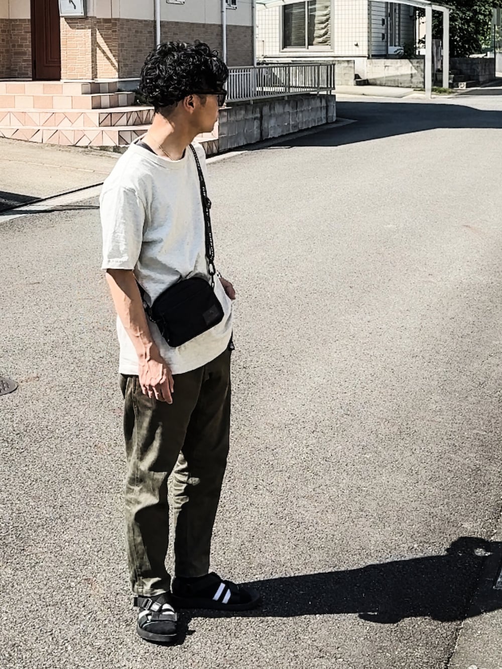 「プチプラ、GUコーデ、サンダル、シンプルコーデ、シンプル、ラフ」｜「GUのアイテム（Tシャツ/カットソー、ベージュ系）」を使った、SG Ryoheyさん（メンズ・163cm）の夏コーディネートの3枚目の写真