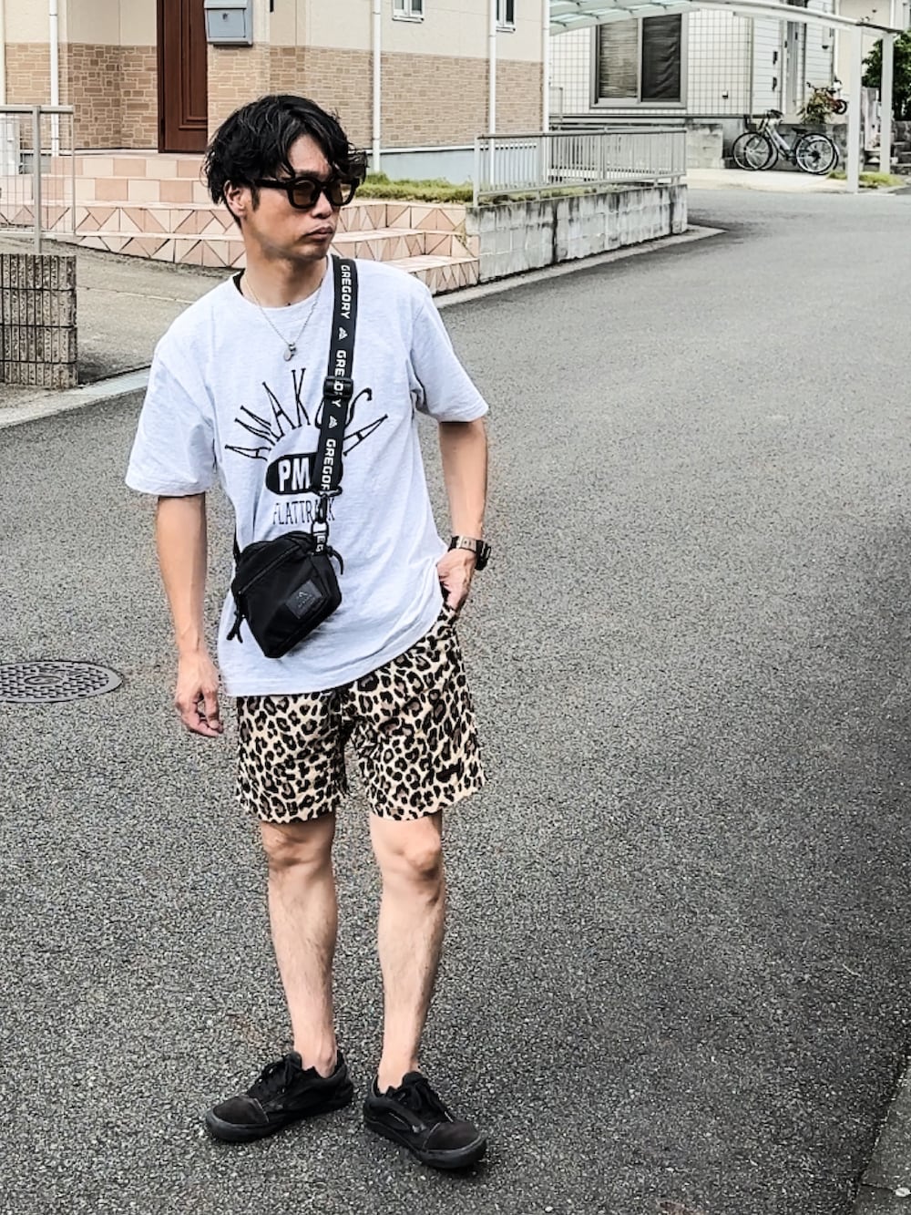 「シンプルコーデ、レオパード、レオパード柄、ショートパンツ、短パン、グラミチ、グレーTシャツ、夏だ！Tシャツ着よう！、ショルダーバッグ、ストリート」｜「FREAK'S STOREのfreaks store Gregory別注（バッグ、ブラック系）」を使った、SG Ryoheyさん（メンズ・163cm）の夏コーディネートの3枚目の写真