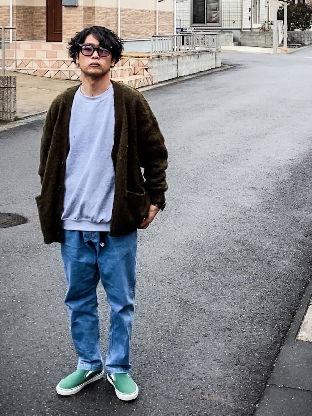 「休日スタイル、ビッグシルエット、シンプル、スニーカーコーデ、カーディガン、スウェット、フリークスストア(FREAK'S STORE)、モヘアニット、モヘアカーディガン、スリッポン、ストリート」｜「GILDANの【GILDAN】ギルダン ヘビースウェット（スウェット、グレー系）」を使った、SG Ryoheyさん（メンズ・163cm）の冬コーディネートの3枚目の写真