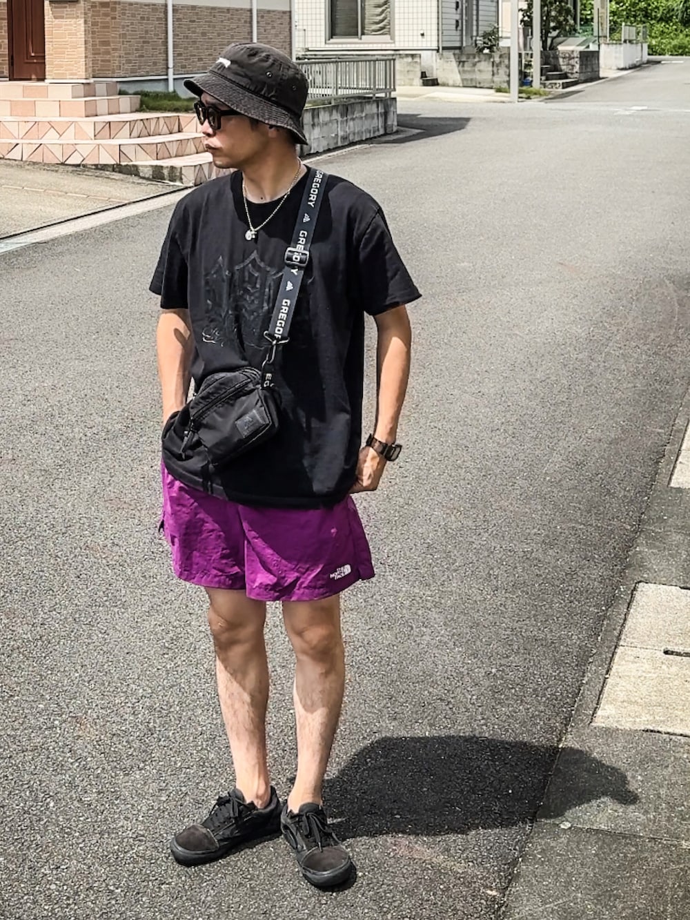 パープル系のその他パンツ、ブラック系のバッグ、ブラック系のスニーカーを着用したメンズの夏コーディネートの2枚目の写真