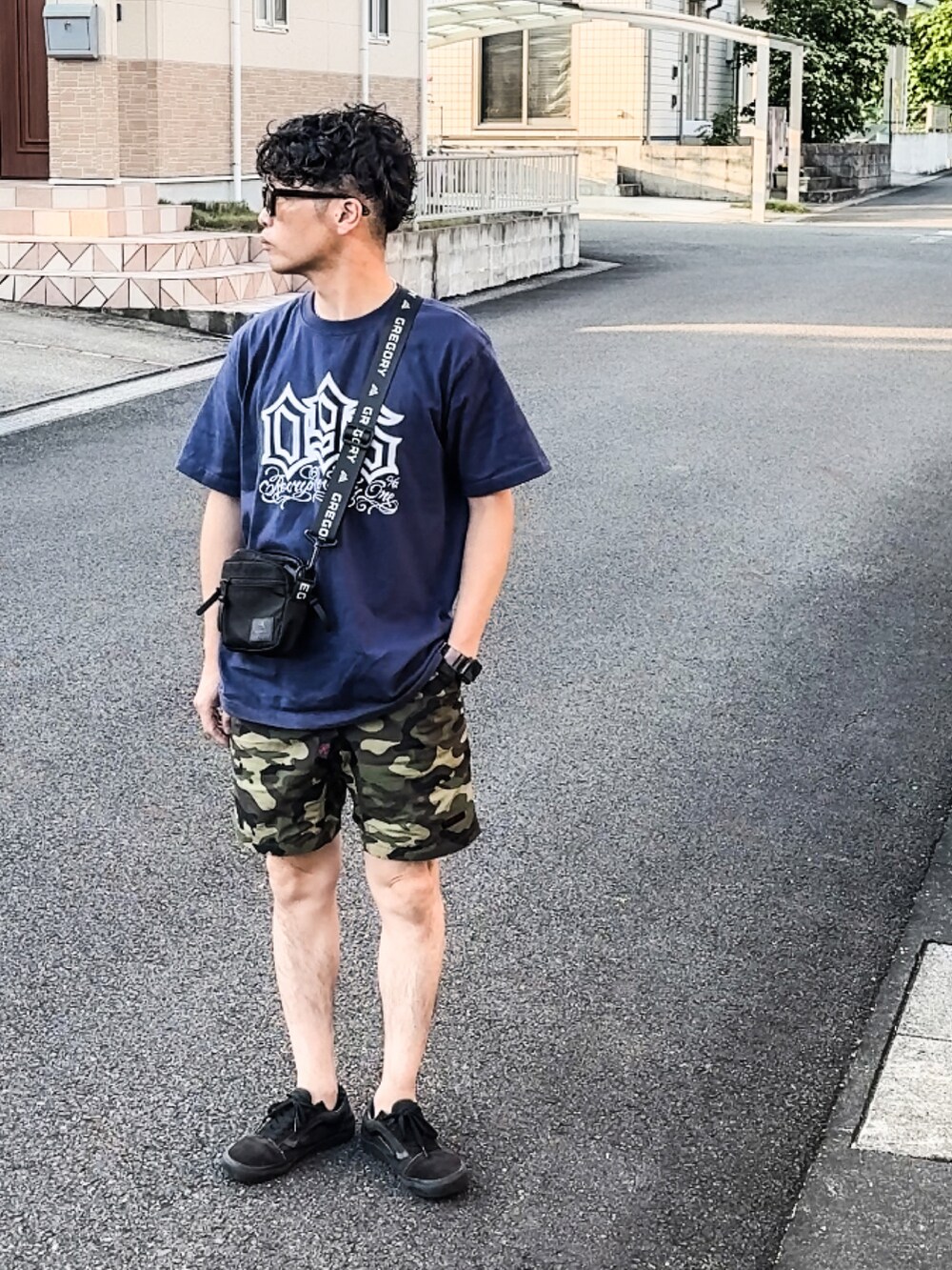 ブルー系のトップス、その他のその他パンツを着用したメンズの夏コーディネートの3枚目の写真