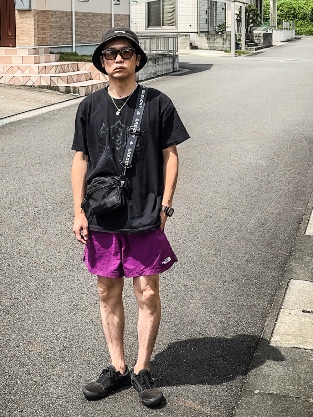 パープル系のその他パンツ、ブラック系のバッグ、ブラック系のスニーカーを着用したメンズの夏コーディネートの3枚目の写真