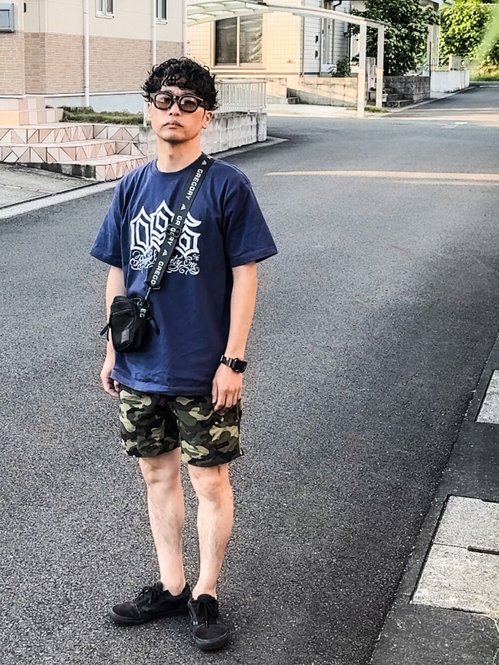 ブルー系のトップス、その他のその他パンツを着用したメンズの夏コーディネートの2枚目の写真