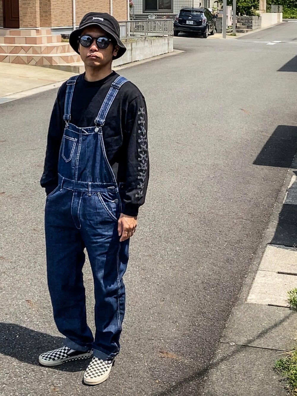 「休日スタイル、オールインワン、サロペット、バケットハット、ストリート、スリッポン、ロンT、春コーデ、ストリートコーデ」｜「THRASHERの【UNISEX】THRASHER(スラッシャー)バケットハット（ハット、ブラック系）」を使った、SG Ryoheyさん（メンズ・163cm）の春コーディネートの2枚目の写真