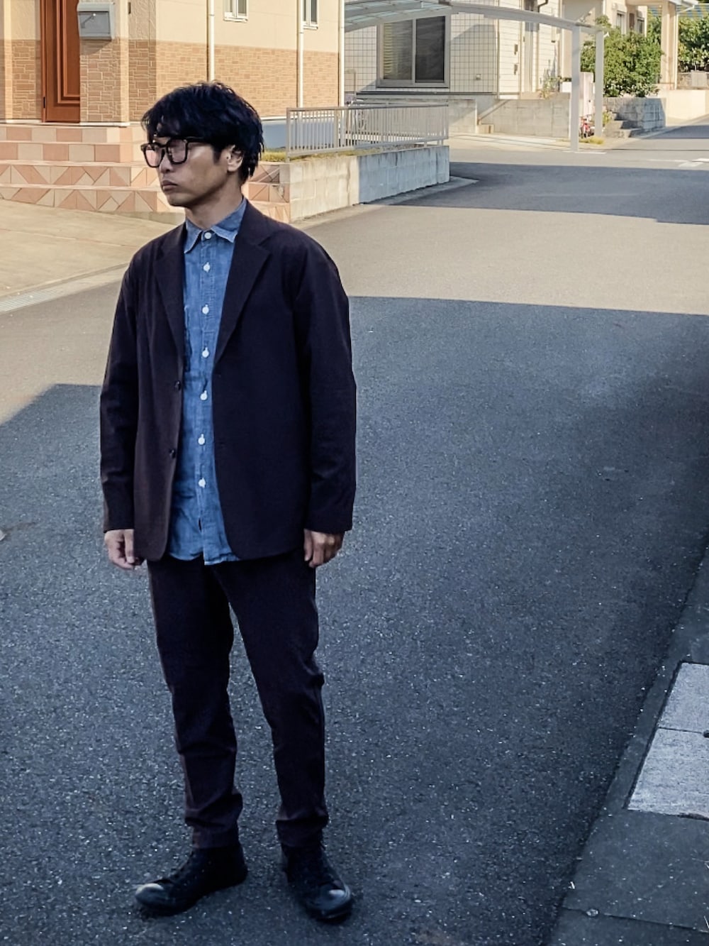 ブルー系のシャツ/ブラウス、ブラウン系のテーラードジャケット、ブラウン系のその他パンツを着用したメンズの秋コーディネートの2枚目の写真