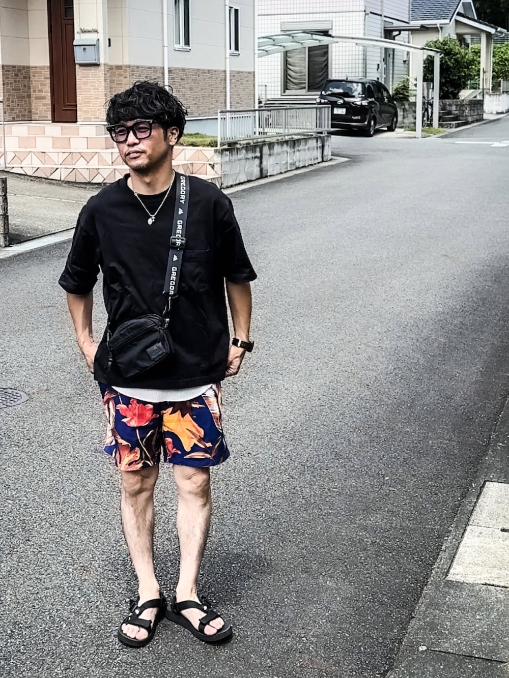 ブラック系のTシャツ/カットソー、ブルー系のその他パンツ、ブラック系のサンダルを着用したメンズの夏コーディネートの4枚目の写真