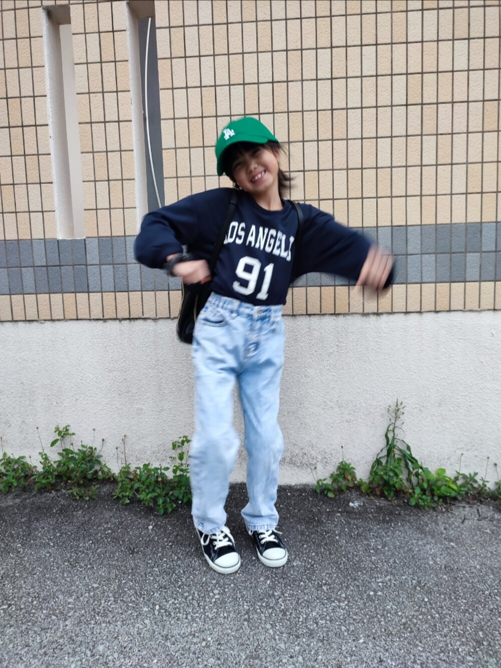 ブルー系のデニムパンツ、ブルー系のスウェット、ブラック系のスニーカーを着用したキッズの冬コーディネートの4枚目の写真