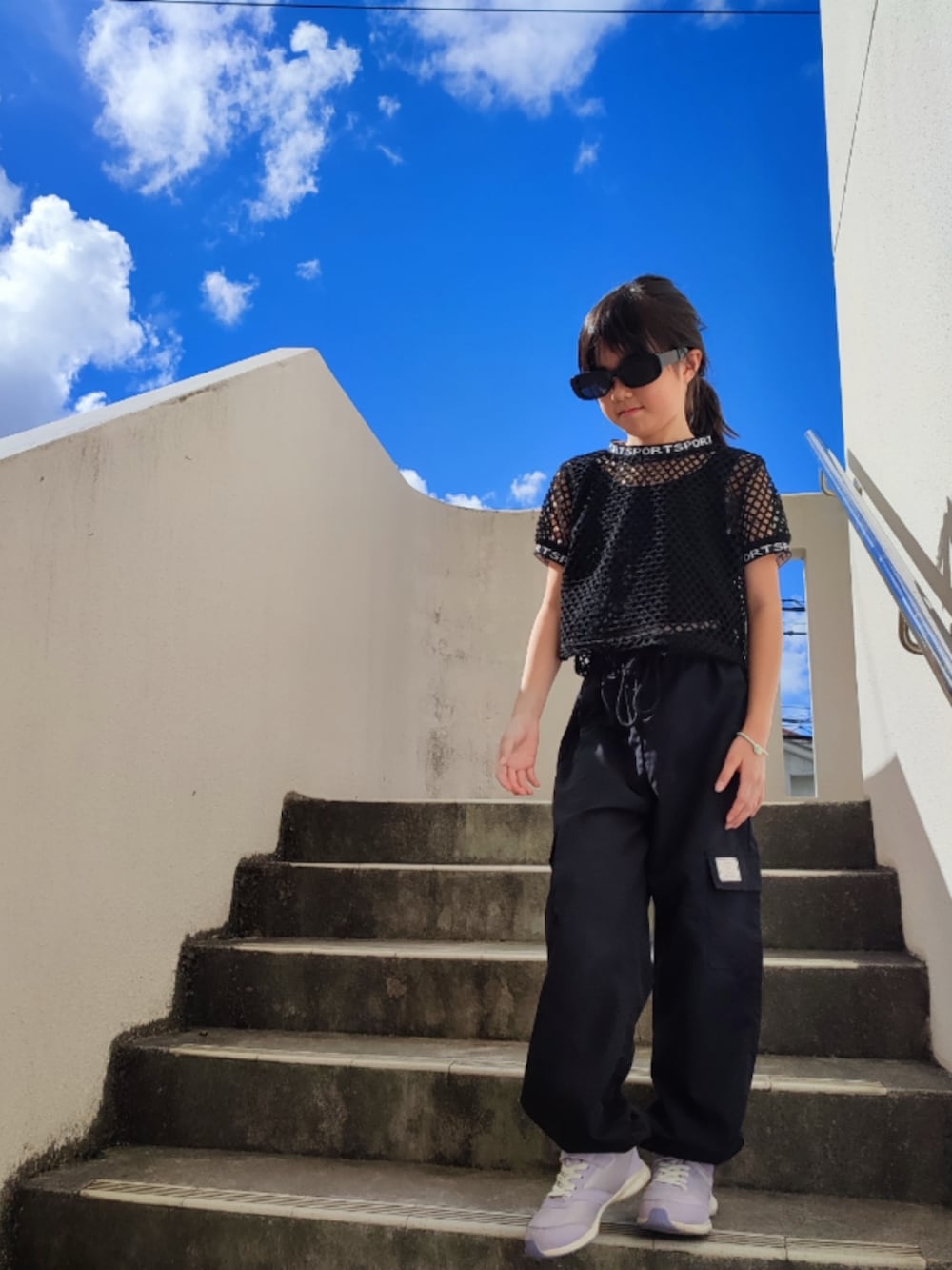 ブラック系のTシャツ/カットソー、ブラック系のカーゴパンツを着用したキッズの夏コーディネートの2枚目の写真
