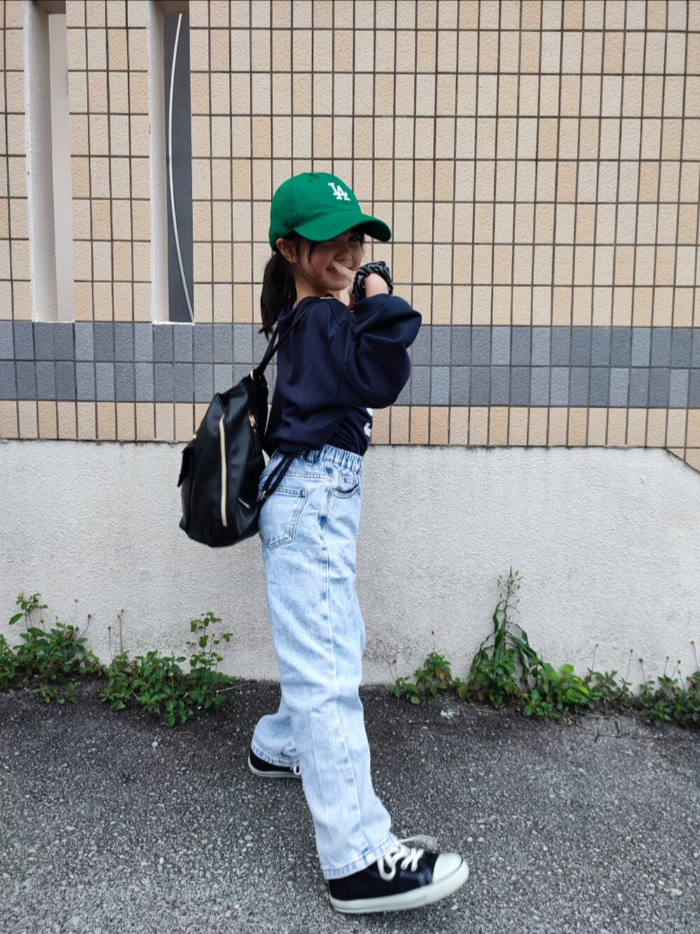 ブルー系のデニムパンツ、ブルー系のスウェット、ブラック系のスニーカーを着用したキッズの冬コーディネートの2枚目の写真