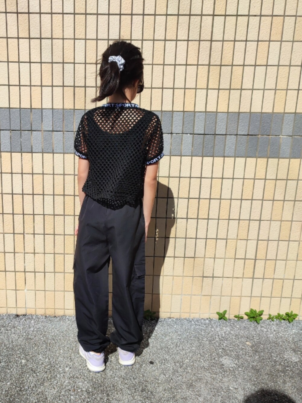ブラック系のTシャツ/カットソー、ブラック系のカーゴパンツを着用したキッズの夏コーディネートの3枚目の写真