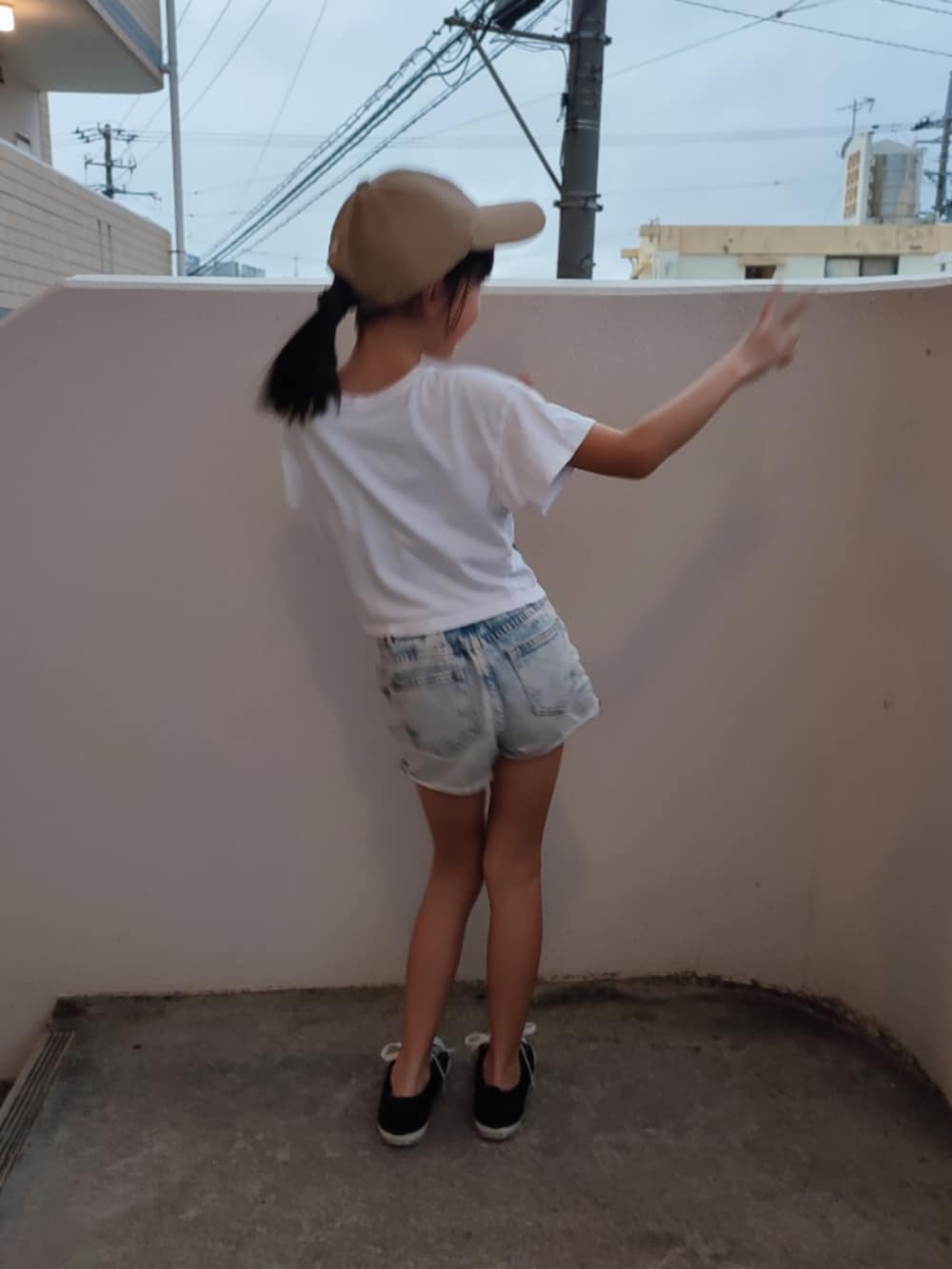ホワイト系のTシャツ/カットソー、ブルー系のデニムパンツ、ブラック系のスニーカーを着用したキッズの春コーディネートの4枚目の写真
