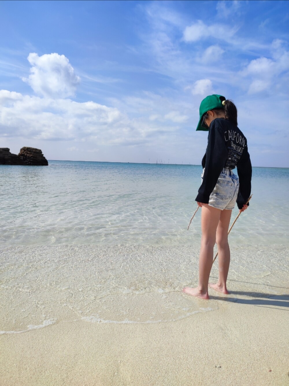 ブラック系のTシャツ/カットソー、ホワイト系のスニーカー、ブルー系のデニムパンツを着用したキッズの冬コーディネートの4枚目の写真