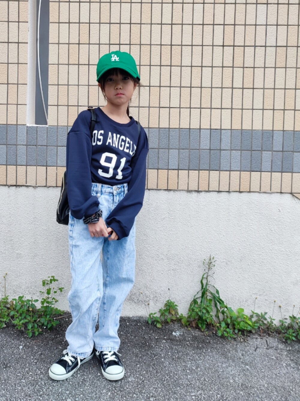 ブルー系のデニムパンツ、ブルー系のスウェット、ブラック系のスニーカーを着用したキッズの冬コーディネートの3枚目の写真
