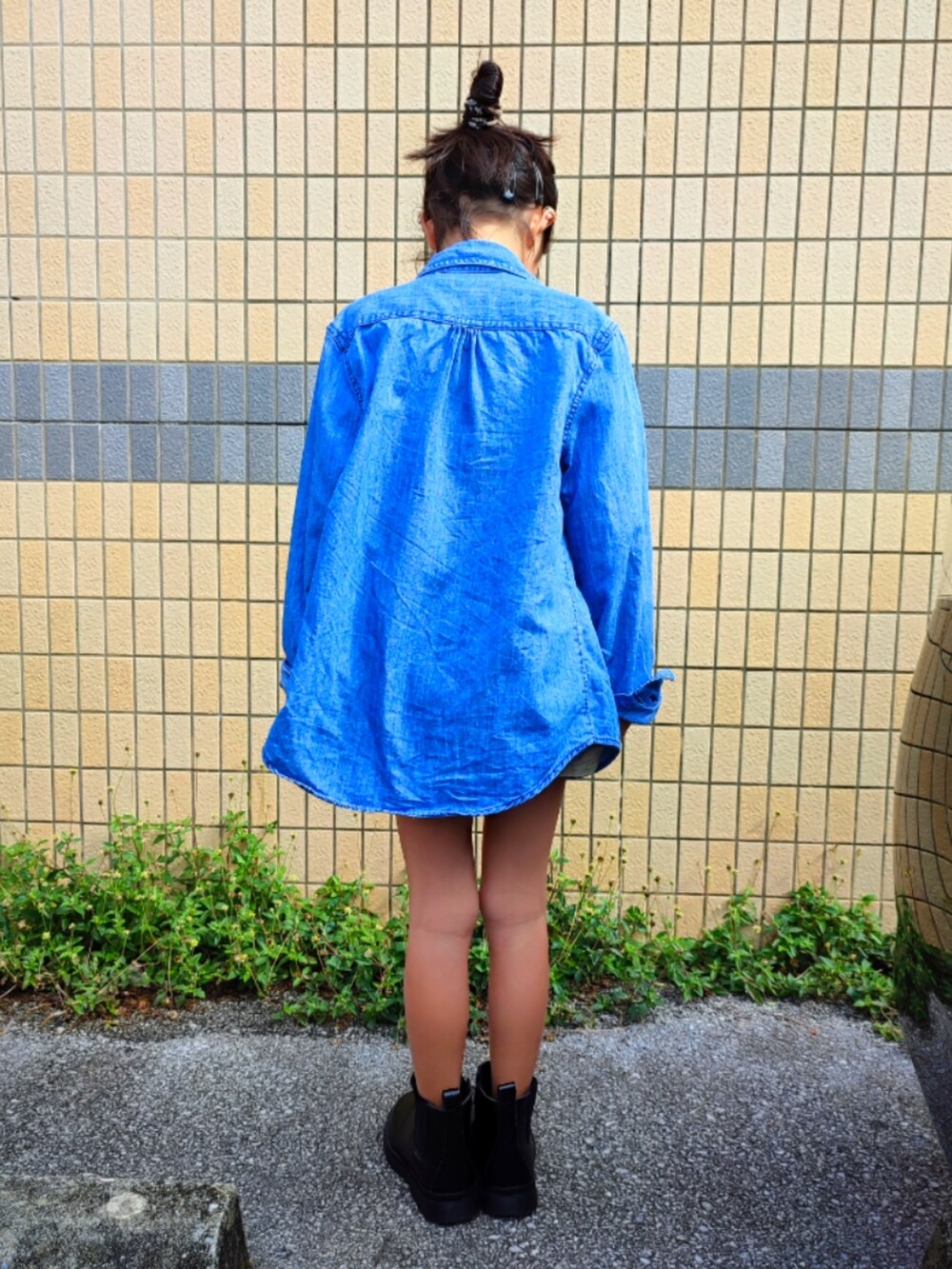 ブラック系のブーツ、ブルー系のシャツ/ブラウス、ゴールド系のイヤーカフを着用したキッズの冬コーディネートの2枚目の写真