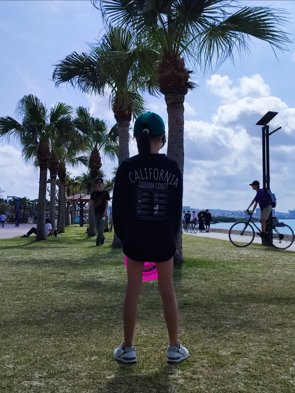 ブラック系のTシャツ/カットソー、ホワイト系のスニーカー、ブルー系のデニムパンツを着用したキッズの冬コーディネートの3枚目の写真