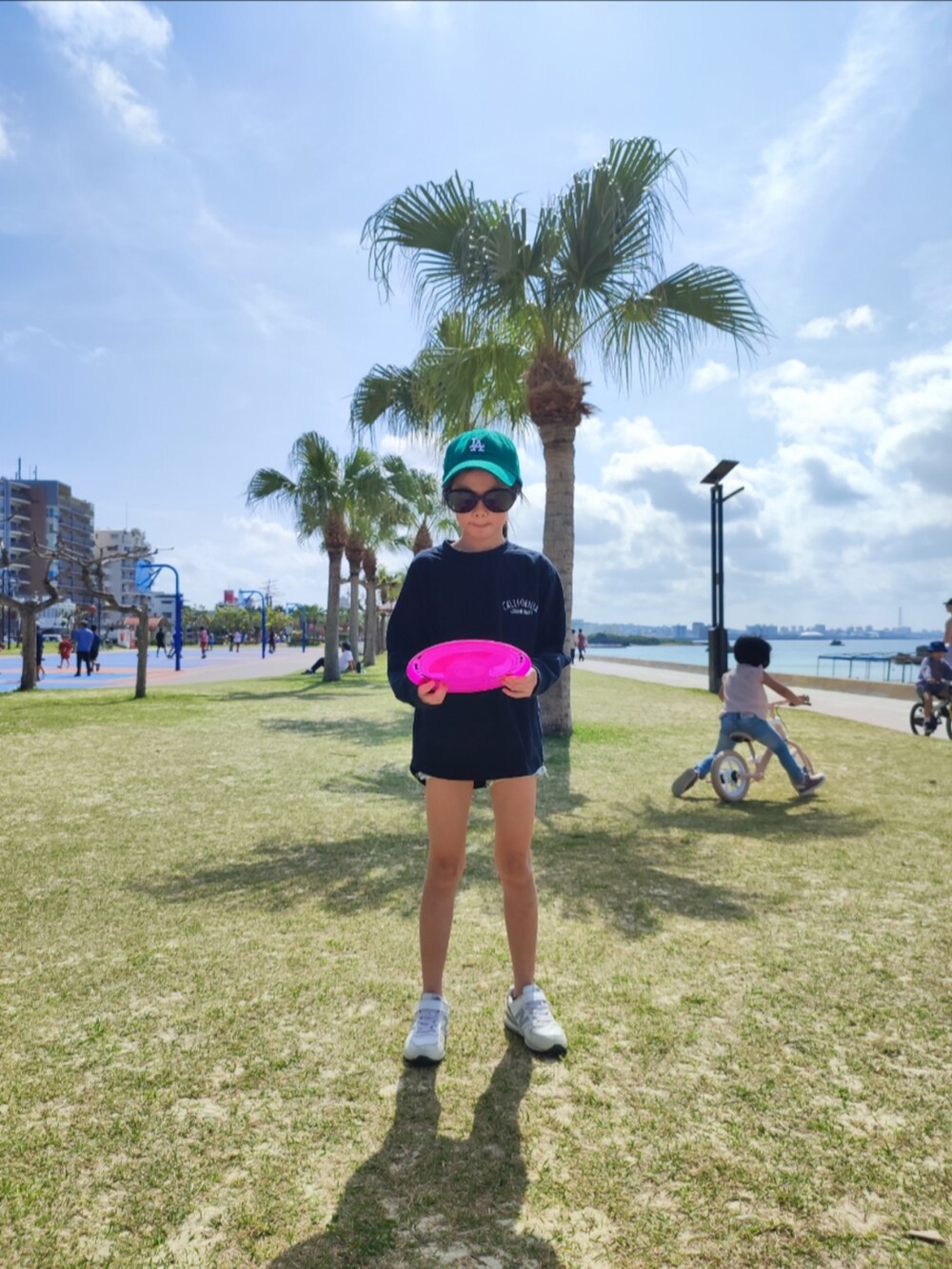 ブラック系のTシャツ/カットソー、ホワイト系のスニーカー、ブルー系のデニムパンツを着用したキッズの冬コーディネートの2枚目の写真