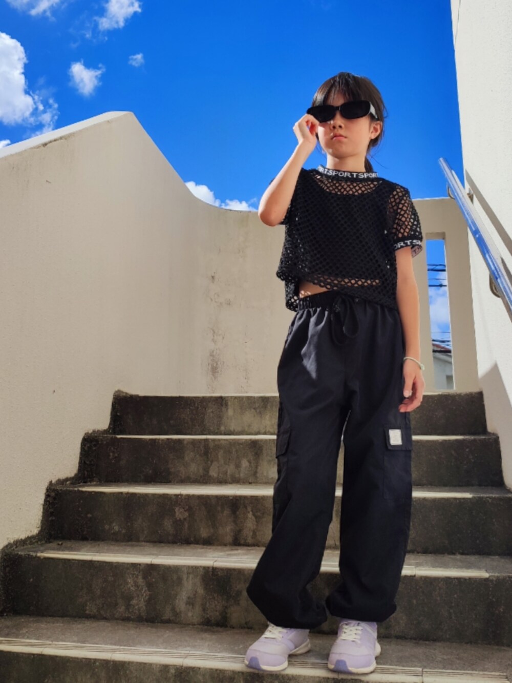 ブラック系のTシャツ/カットソー、ブラック系のカーゴパンツを着用したキッズの夏コーディネートの4枚目の写真