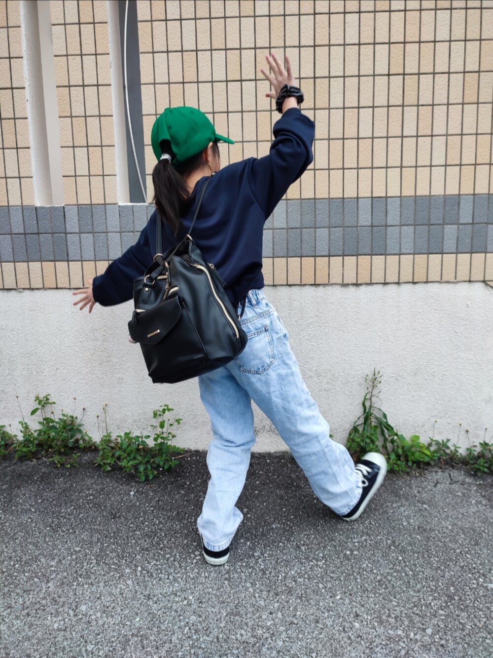 ブルー系のデニムパンツ、ブルー系のスウェット、ブラック系のスニーカーを着用したキッズの冬コーディネートの5枚目の写真
