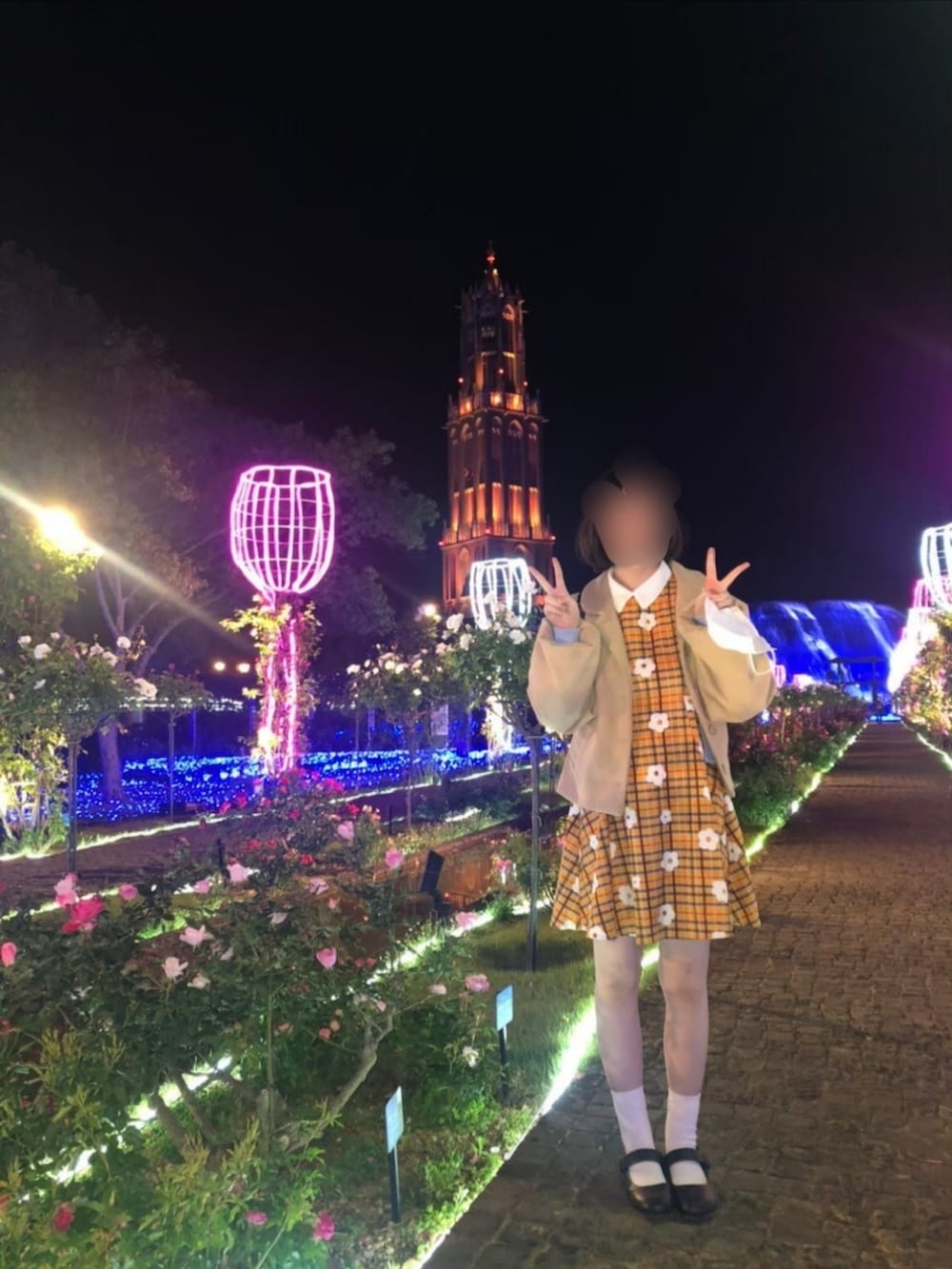 ブルー系のカーディガン/ボレロ、ブラック系のパンプス、ブラック系のバックパック/リュックを着用したレディースの春コーディネートの3枚目の写真