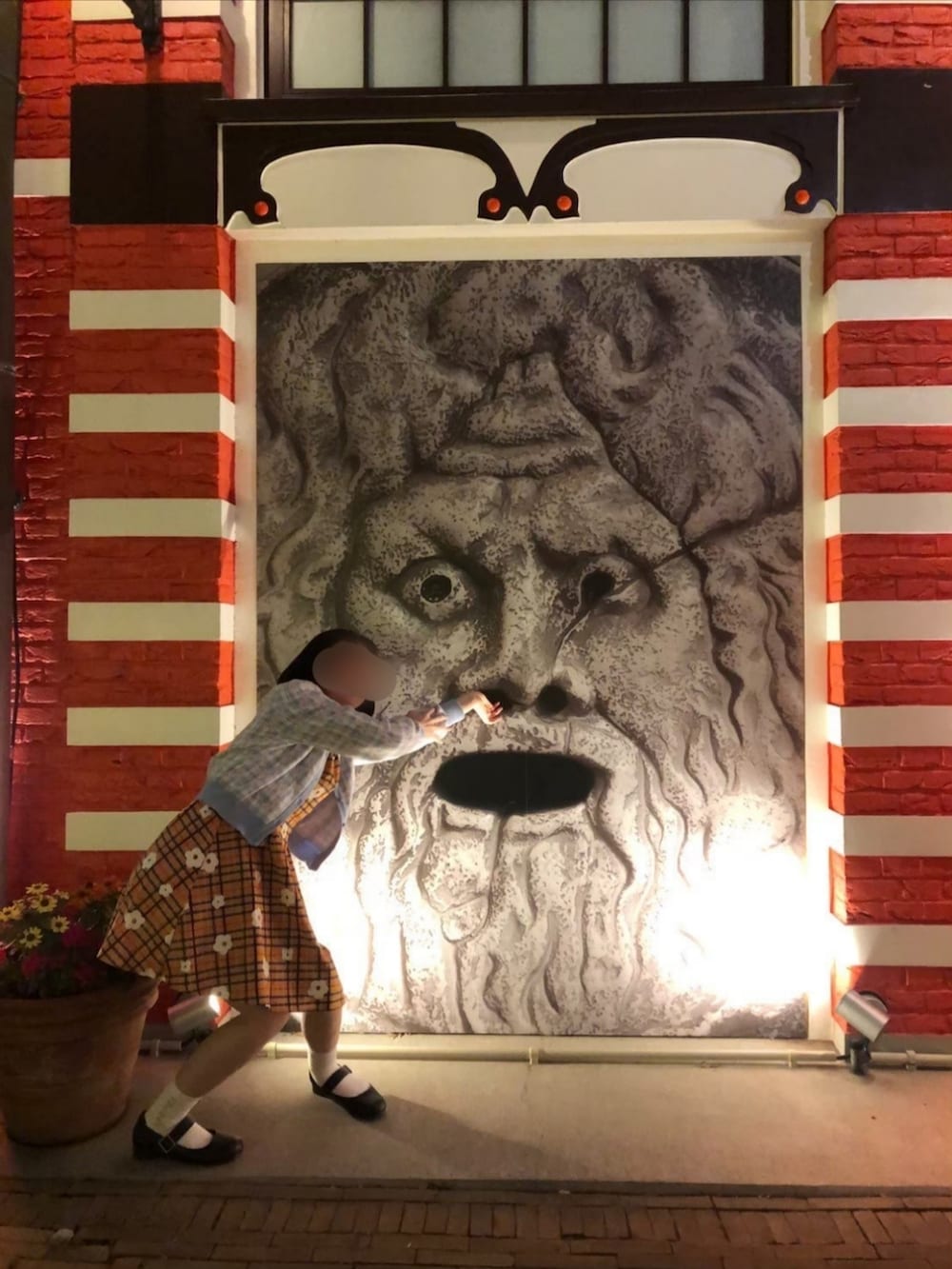 ブルー系のカーディガン/ボレロ、ブラック系のパンプス、ブラック系のバックパック/リュックを着用したレディースの春コーディネートの5枚目の写真