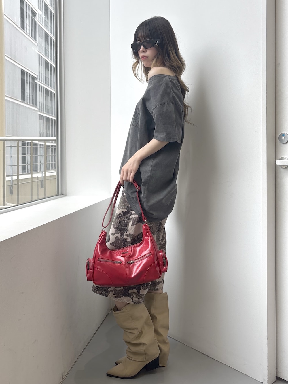 グレー系のワンピース、その他のデニムパンツ、レッド系のショルダーバッグを着用したレディースの春コーディネートの2枚目の写真